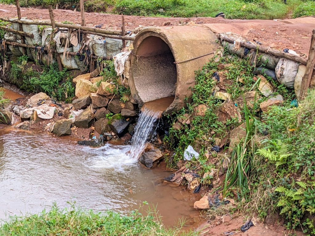 Ein großes Rohr ragt aus dem Wasser heraus.