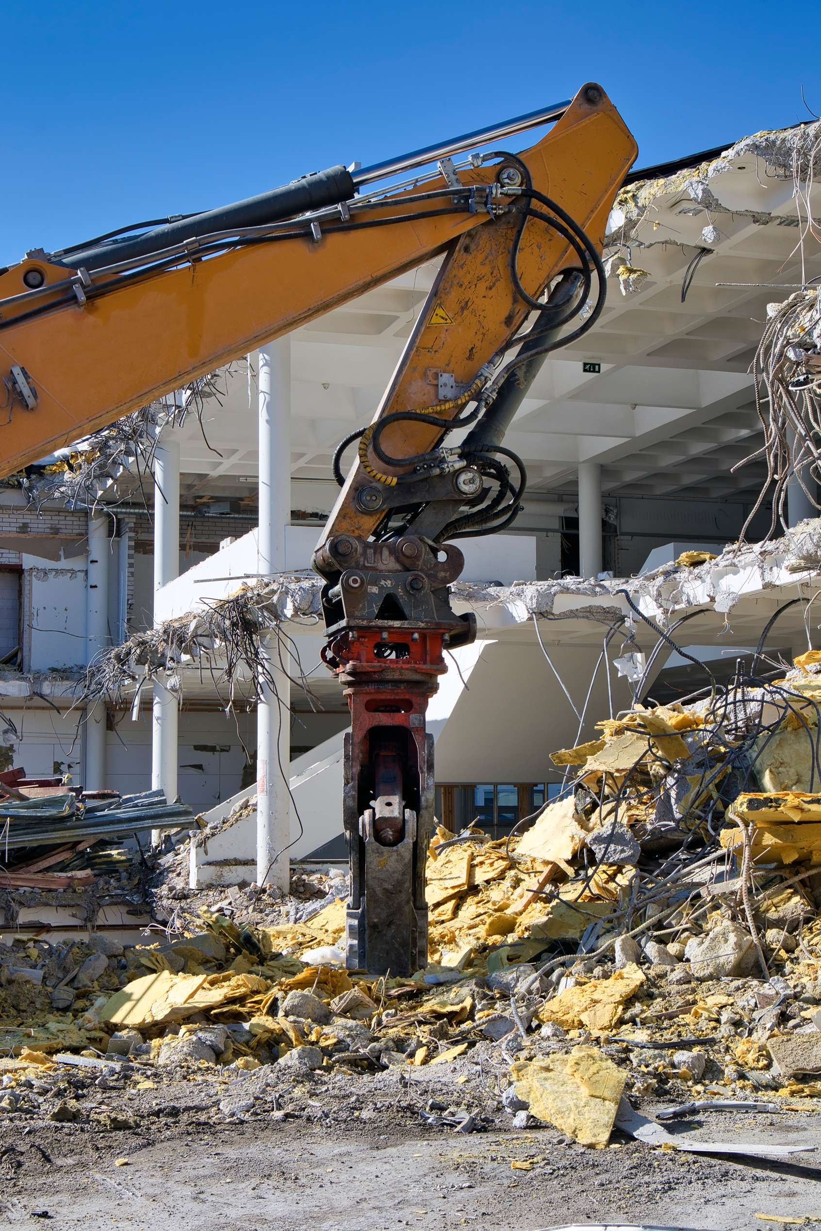Bagger beim kontrollierten Gebäuderückbau