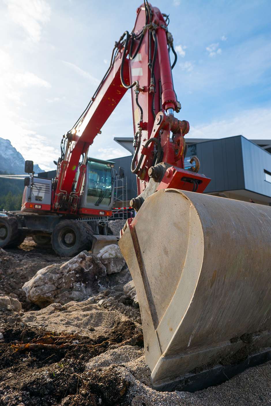 Baumaschine auf einer Arbeitsfläche