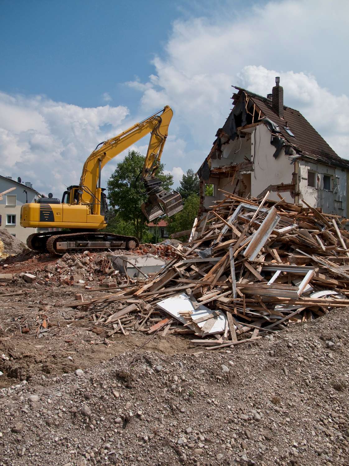 Gebäudeabbruch mit Bagger