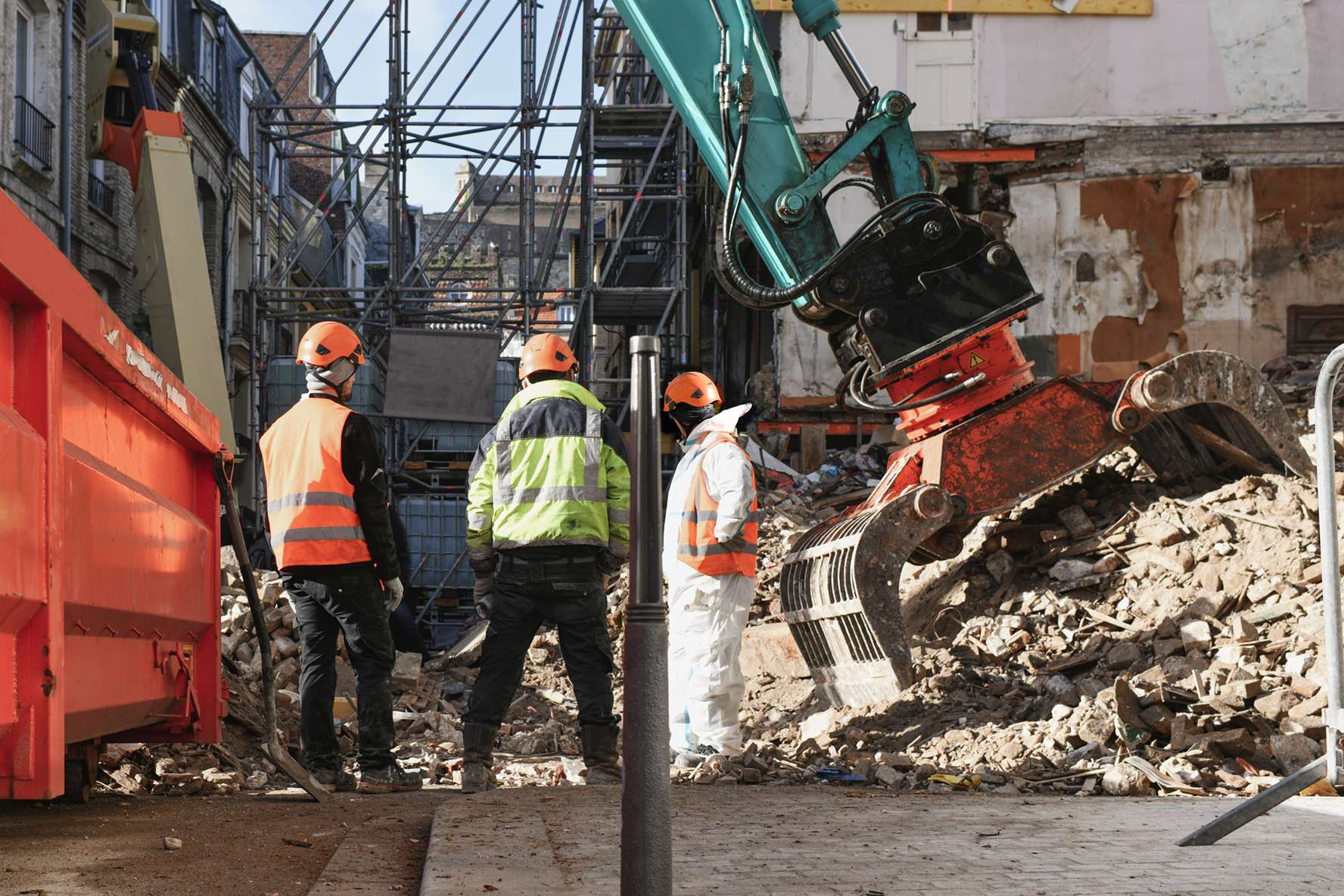 Fachkräfte bei der Koordination einer Abbruchbaustelle