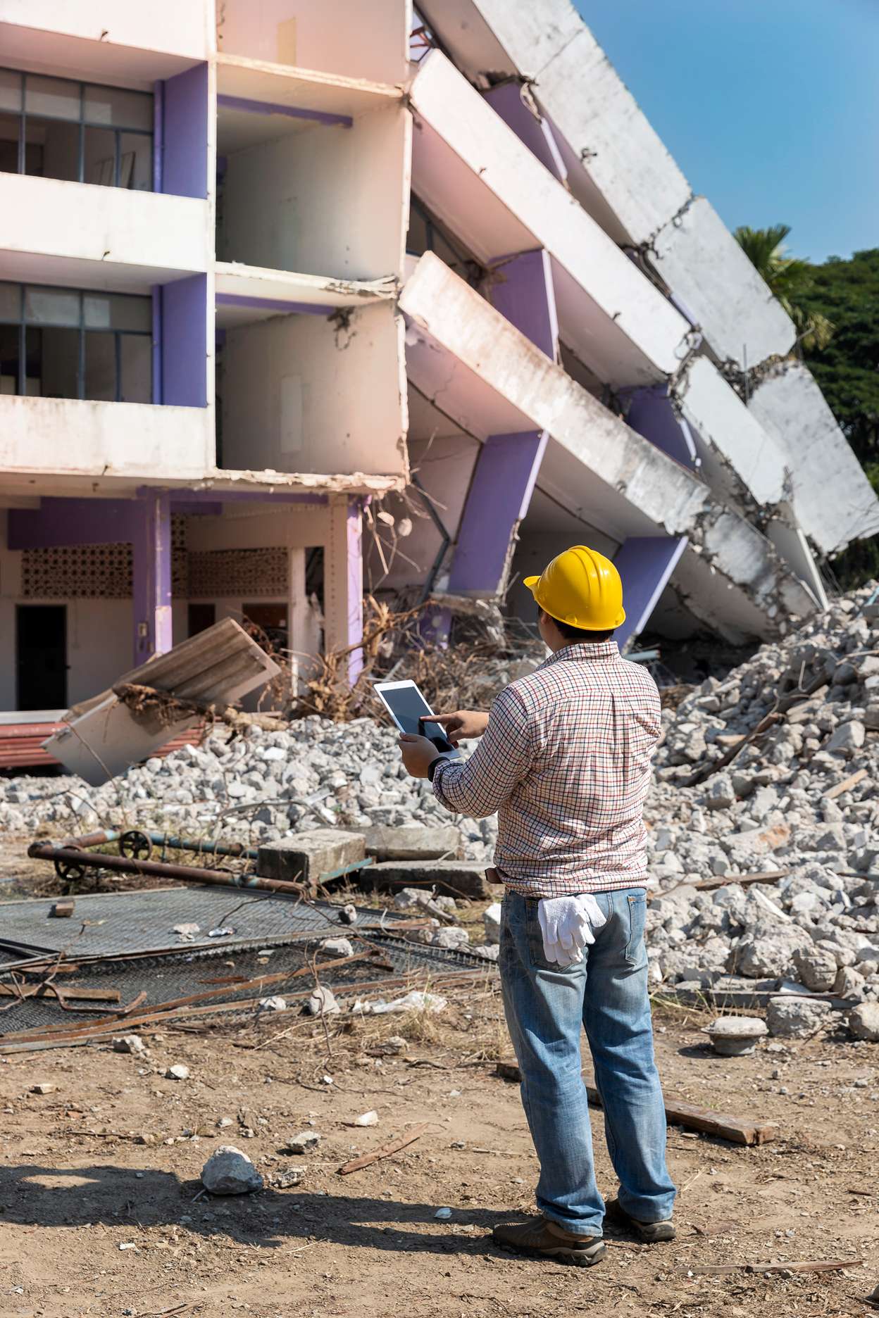 Ingenieur bei der Prüfung eines Bauprojekts