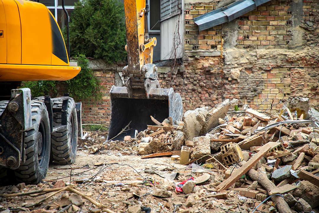 Bagger und Material auf einer Abrissbaustelle