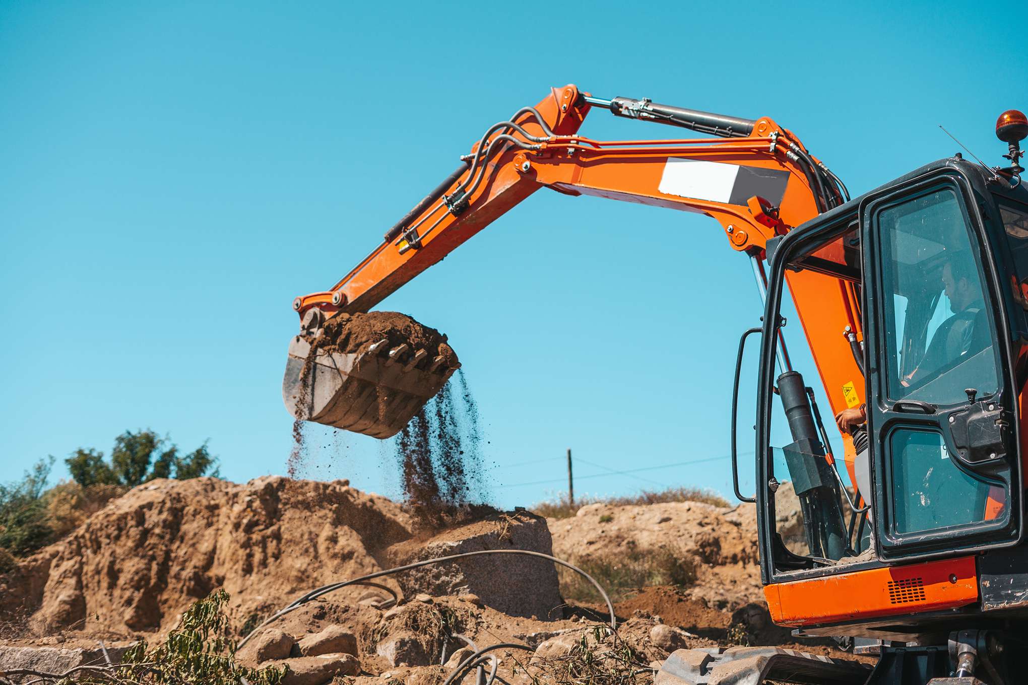 Bagger bei Erdarbeiten auf einer Baustelle